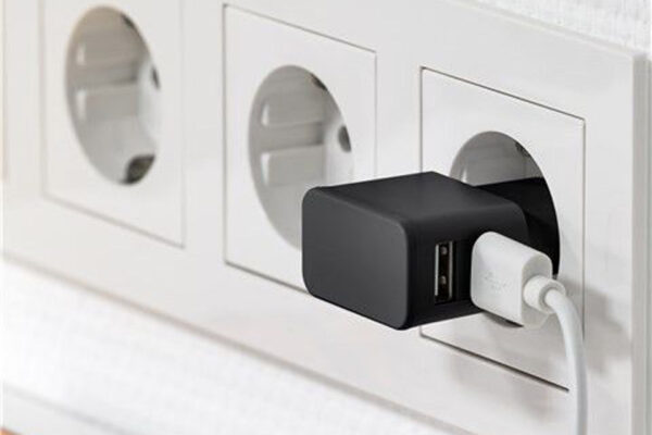 usb dviejų jungčių įkroviklis